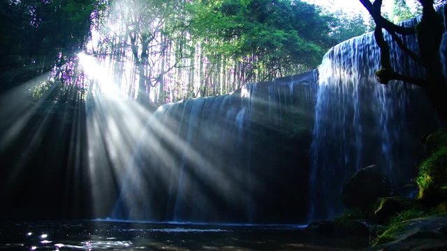 熊本県 鍋ヶ滝 幻想的な光芒
