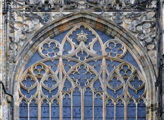 Obraz premium Detail of window decoration of the Gothic St. Vitus Cathedral in Prague, Czech Republic. Patterns on the arched window.