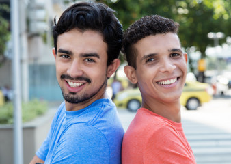 Zwei gut gelaunte Latinos in der Stadt