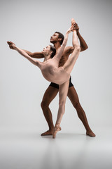 Fototapety  Para tancerzy baletowych pozuje na szarym tle