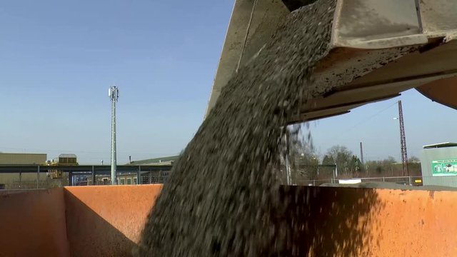 Zierkies wird abgef&uuml;llt
(Bagger 03)
