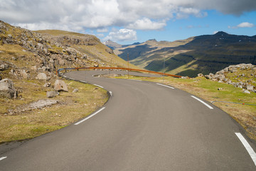 Kleine Straße auf den Färöern an einem sonnigen Tag