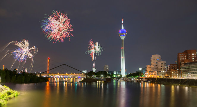 D&uuml;sseldorf Japan Tag, Kirmes Feuerwerk am Rhein