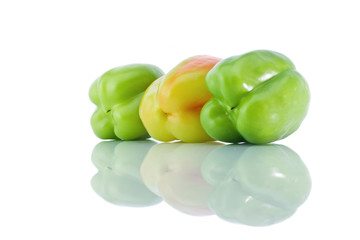 Болгарские перцы на белом