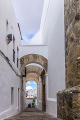 Gasse der historischen Altstadt Vejer de la Frontera mit Blick auf den neuen Stadtteil