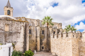 Kirche Divino Salvador mit Stadtmauer im weißen Dorf Vejer de la Frontera in Andalusien