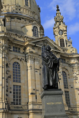 Fototapeta na wymiar Dresden: Das Luther Denkmal vor der barocken Frauenkirche 