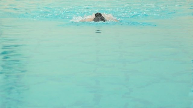 a girl is swimming the butterfly stroke in the pool