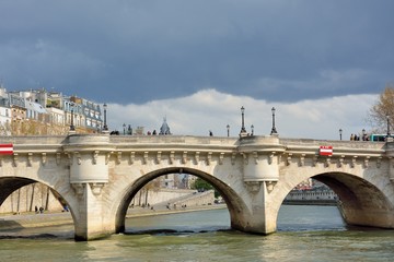 Fototapeta premium L'achitecture du Pont Neuf sur la Seine à Paris