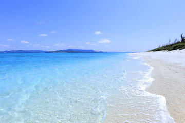 美しい沖縄のビーチと夏空
