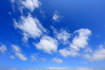 Fototapeta premium 南国沖縄の紺碧の空と夏雲 