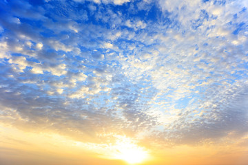 南国沖縄の朝の空と夏雲
