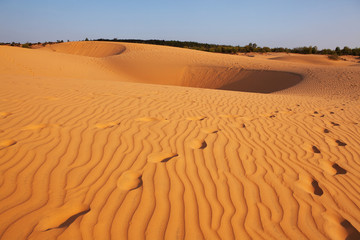 следы человека в песках пустыни