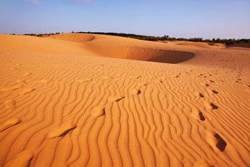 Следы человека в песчаных дюнах