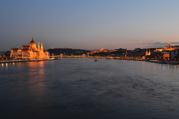 Obraz premium Budapest panorama, Hungary, with the Chain Bridge, the Parliament adn the Buda Castle