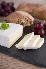 Camembert mit Brot und Weintrauben