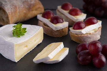 Camembert mit Brot und Weintrauben