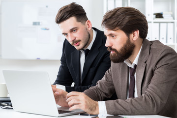 Fototapeta premium Handsome businesspeople discussing project