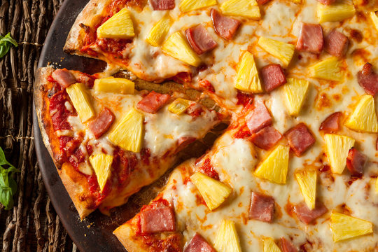 Пицца с ананасами фото "Hawaiian Pizza" Зображення - огляд 5,120 Стокові фото, векторні зображення й ві