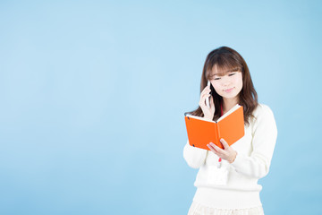 Obraz premium カジュアルポートレート・ブルーバック