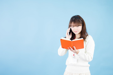 カジュアルポートレート・ブルーバック