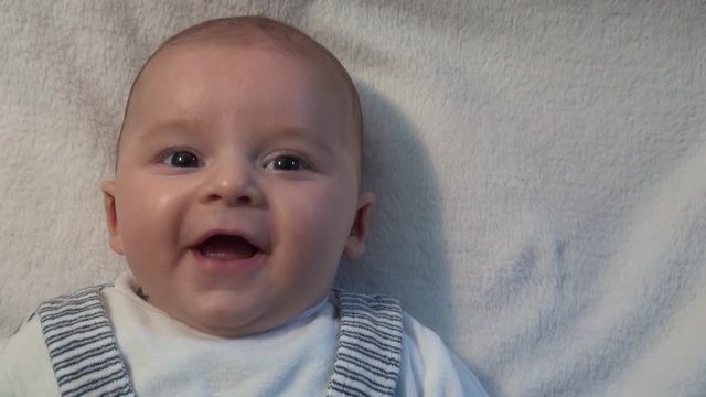 Bambino Neonato ride ed &egrave; felice. Nascita gioia felicit&agrave; e famiglia.