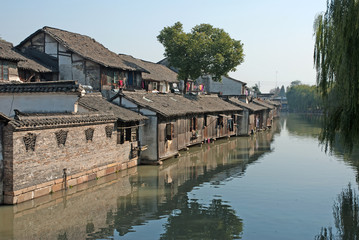 Obraz premium Shanghai, Wuzhen historic scenic town typical old houses reflection in a canal. 