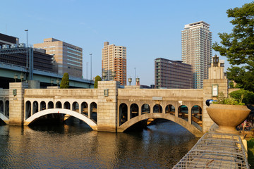Naklejka premium 大阪中之島 夕日に照らされる水晶橋