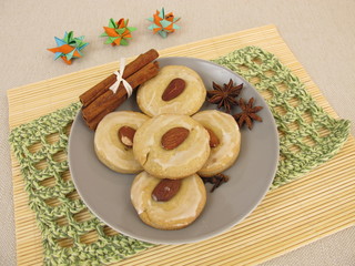 Ein Teller mit Lebkuchenplätzchen