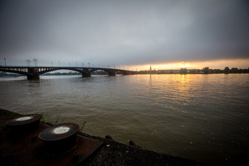 Die Theodor-Heuss-Brücke in Mainz im Sonnenaufgang