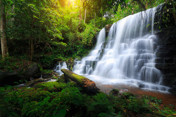 Obraz premium Mun Daeng Waterfall, the beautiful waterfall in deep forest at Phu Hin Rong Kla National Park in Thailand