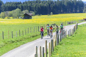 Fototapeta premium Familien-Radtour auf dem Land