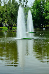 Podwójna fontanna w miejskim parku