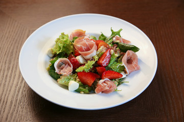 Fresh salad with chicken, tomatoes and mixed greens