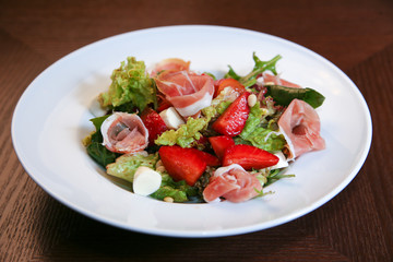 Fresh salad with chicken, tomatoes and mixed greens