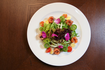 Fresh salad with chicken, tomatoes and mixed greens