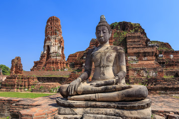 Fototapeta premium Ancient statue of buddha in wat mahathat temple, Ayutthaya Thail