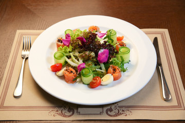 Fresh salad with chicken, tomatoes and mixed greens