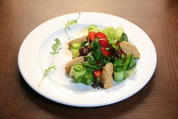 Fresh salad with chicken, tomatoes and mixed greens