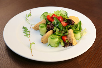 Fresh salad with chicken, tomatoes and mixed greens