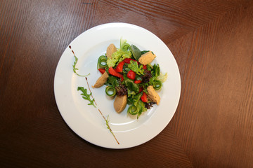 Fresh salad with chicken, tomatoes and mixed greens