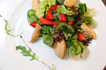 Fresh salad with chicken, tomatoes and mixed greens