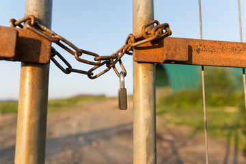 Fence locked chain horizontal