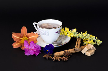 Obraz na płótnie Canvas tazza di tisana calda,contornata dai fiori e dalle spezie