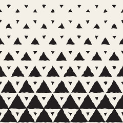 Vector Seamless Black And White Hand Drawn Triangle Halftone Pattern - 112443700