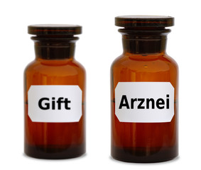 Zwei Medizinflaschen mit Etiketten Gift und Arznei