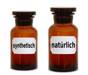 Zwei Medizinflaschen mit Aufschrift synthetisch und natürlich