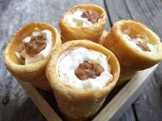 Puff rolls with cream