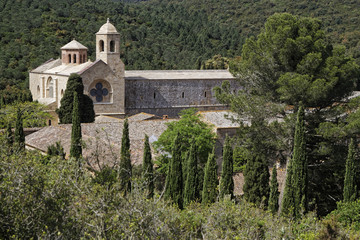 Fototapeta na wymiar Abbaye de Fontfroide dans son décor naturel