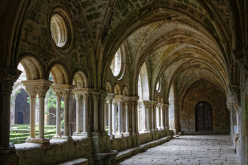 Fototapeta na wymiar Cloître de l'abbaye de Fontfroide 